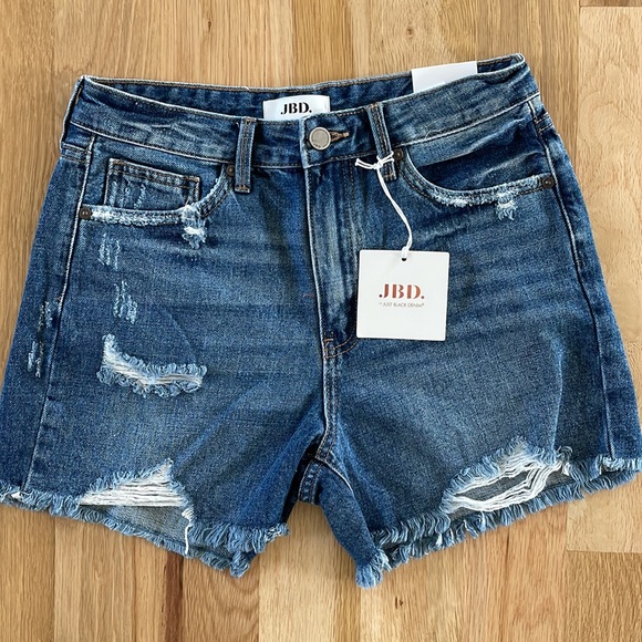 Flattering NWT Jean Shorts - Picture 4 of 5